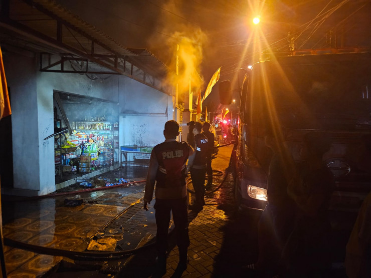 Kebakaran Rumah dan Toko Sembako di Pagerwojo, Polisi Bantu Evakuasi