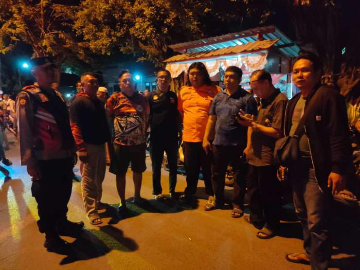 Polsek Krian Bersama Warga Evakuasi Anak Tenggelam di Sungai Tambak Kemerakan