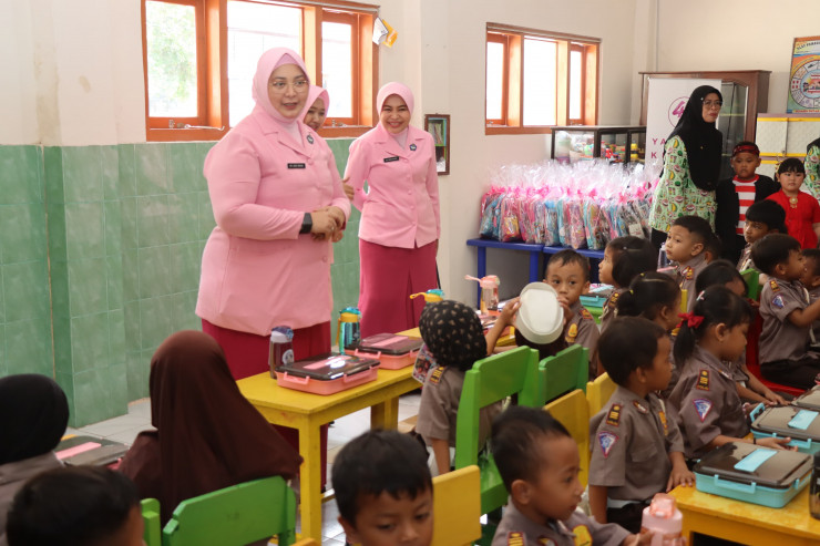 Sukseskan MBG, Ketua YKB Jatim Berbagi Makan Bergizi di TK Kemala Bhayangkari 78 Pamekasan