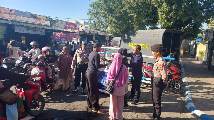 Jumat Curhat dan Berkah, Polisi di Kediri Berbagi Sayuran