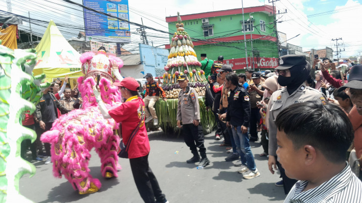 Polsek Krian Amankan Kirab Budaya Sedekah Bumi Perayaan Kongco Kong Tek Cun Ong
