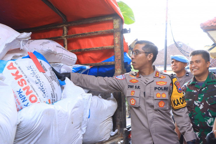 Polres Ngawi Amankan Truk dan Dua Orang Diduga Selundupkan 3 Ton Pupuk Bersubsidi