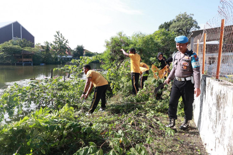 Polda Jatim Gelar Kerja Bakti Serentak Laksanakan Program Gerakan Indonesia Asri