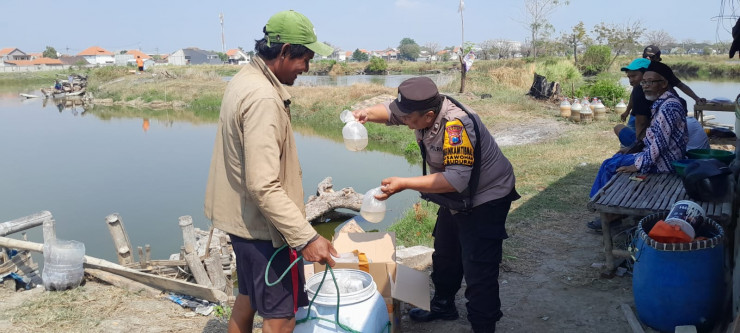 Bhabinkamtibmas Polsek Buduran Sambangi Warga Desa Sawohan, Dorong Ketahanan Pangan melalui Budidaya Ikan Bandeng