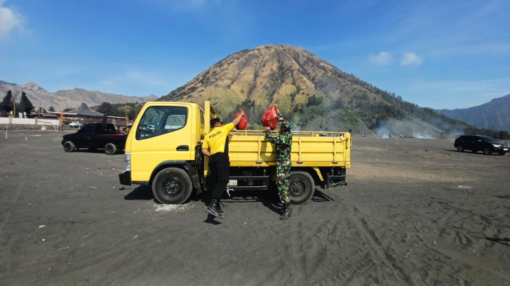 Polres Probolinggo Gelar Bakti Bersih di Gunung Bromo Usai Yadnya Kasada