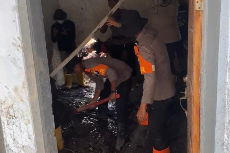 Polisi Bersihkan Rumah Warga Terdampak Erupsi Semeru di Dusun Sumbersari Lumajang