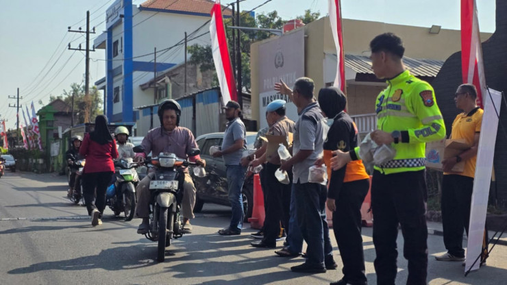 Polsek Waru Gelar Jumat Berkah, Bagikan Ratusan Paket Nasi dan Air Minum untuk Masyarakat