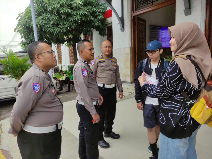 POLANTAS MENYAPA PENUMPANG DI STASIUN SIDOARJO, AJAK UTAMAKAN KESELAMATAN DAN TETAP BERHATI – HATI DIJALAN DALAM RANGKA OPS ZEBRA SEMERU 2025