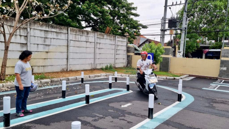 Pemohon SIM Tetap Kesulitan Atasi Lintasan S, Polresta Sidoarjo Berikan Latihan Uji Praktik Gratis