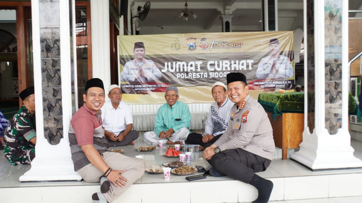 Kapolresta Sidoarjo Gelar Jumat Curhat di Masjid Al Mutaqorribin Desa Kalisampurno
