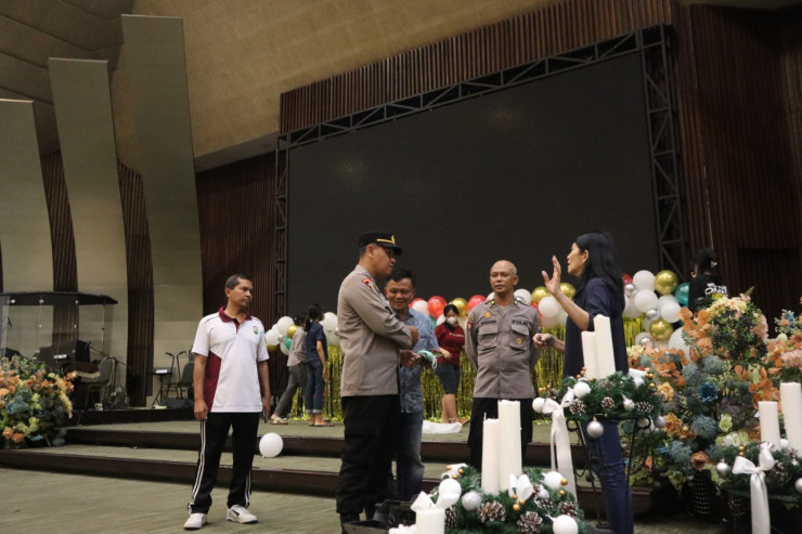 AMANKAN MISA NATAL, POLISI STERILISASI GEREJA SIDOARJO