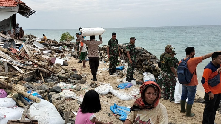 Polres Probolinggo Kota Bersama TNI dan Warga Bangun Tanggul Buatan di Pulau Gili Ketapang Pasca Abrasi