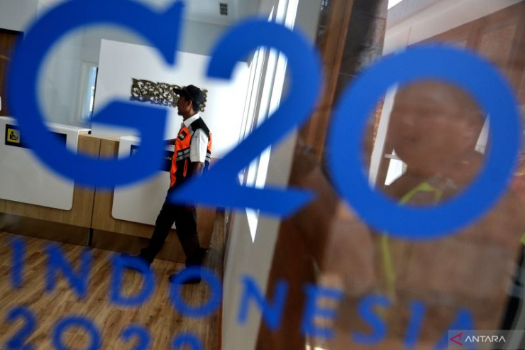 Tari Pendet dan konvoi kendaraan listrik sambut tamu negara di Bali